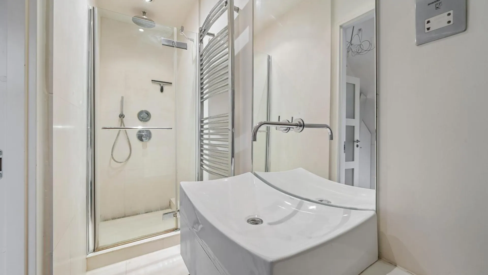 Glamorous 2Br House, Outdoor Space & Free Parking Apartment London 0*,  United Kingdom