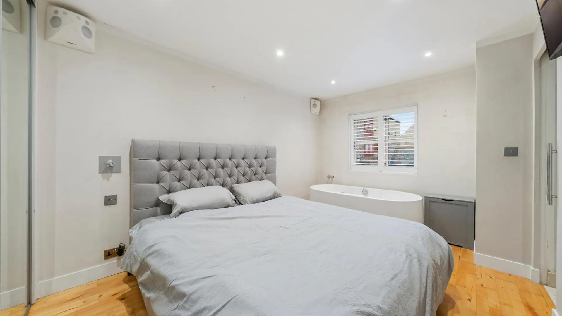 Glamorous 2Br House, Outdoor Space & Free Parking Apartment London